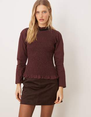 ASOS DESIGN - Langärmliges, gesmoktes Oberteil in Braun mit Rückenausschnitt-Brown