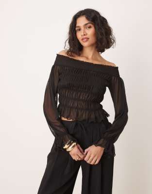 ASOS DESIGN - Langärmliges, gesmoktes Oberteil in Schwarz mit Carmen-Ausschnitt