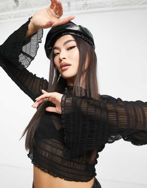 ASOS DESIGN – Langärmliges, gesmoktes Oberteil mit kurzem Schnitt aus Netzstoff in Schwarz