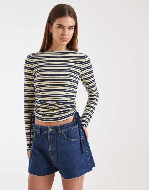 ASOS DESIGN – Langärmliges, gestreiftes Oberteil in Buttermilchgelb und Navy mit Raffung, seitlicher Schnürung und U-Boot-Ausschnitt - view 1