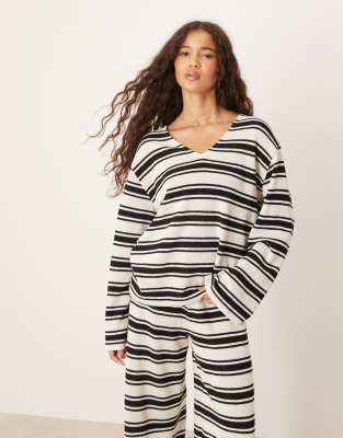 ASOS DESIGN - Langärmliges, gestreiftes Oversize-Shirt aus Strick in Schwarz-Weiß mit V-Ausschnitt, Kombiteil
