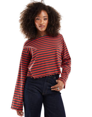 ASOS DESIGN - Langärmliges, gestreiftes Shirt in Rot und Grau mit Kräuselsaum-Bunt