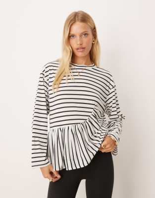 ASOS DESIGN - Langärmliges, gestreiftes Shirt in Schwarz und Weiß mit gerafftem Detail-Bunt