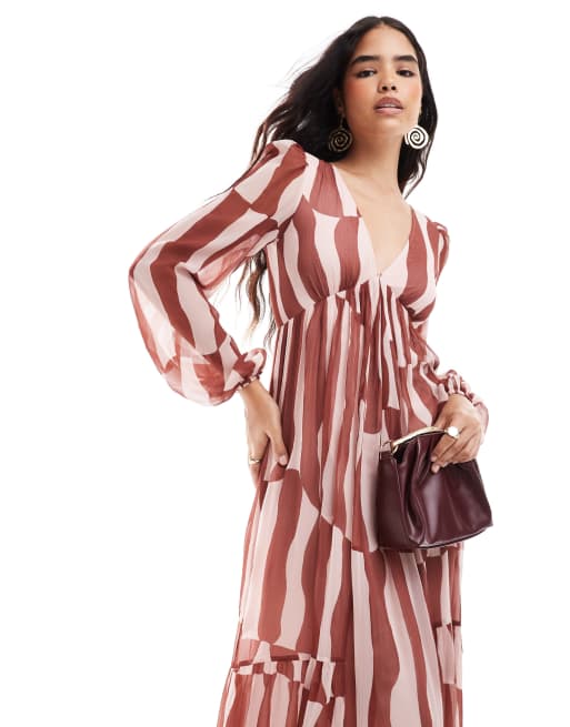 ASOS DESIGN – Langärmliges, gestuftes Maxikleid in Rostrot mit V-Ausschnitt und abstraktem Print, 2 von 4