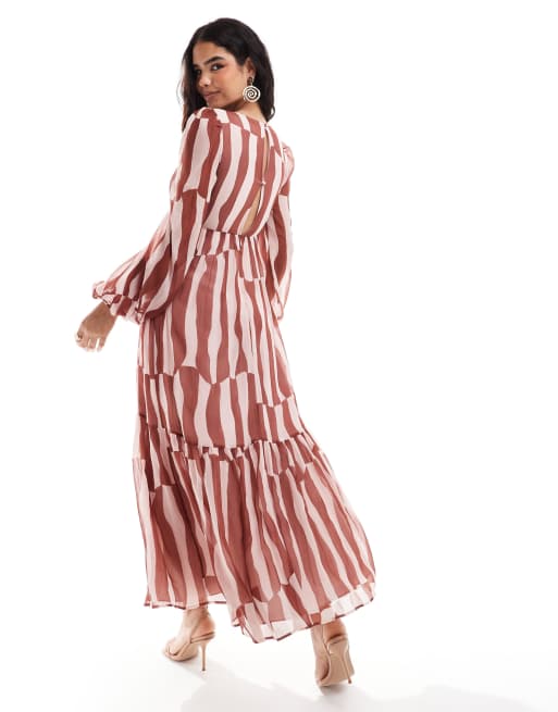 ASOS DESIGN – Langärmliges, gestuftes Maxikleid in Rostrot mit V-Ausschnitt und abstraktem Print, 4 von 4