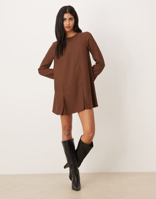 ASOS DESIGN – Langärmliges Godet-Minikleid aus Satin in Schokobraun, 4 von 4