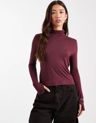 ASOS DESIGN - Langärmliges, halbtransparentes, hautenges Oberteil in Beerenrot mit Stehkragen