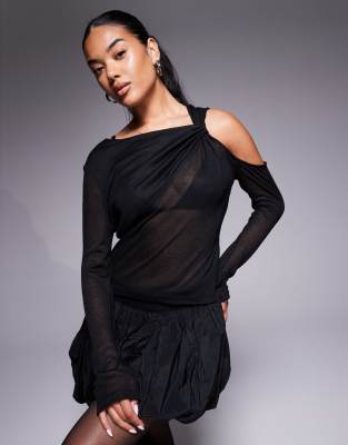 ASOS DESIGN - Langärmliges, halbtransparentes Oberteil in Schwarz mit verdrehtem Schulterdetail