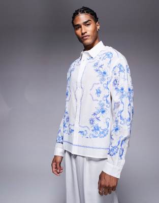 ASOS DESIGN – Langärmliges Hemd in Weiß mit Blumenmuster in regulärer Passform - view 1