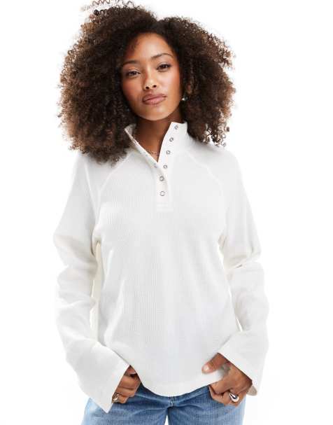 ASOS DESIGN – Langärmliges Henley-Shirt in Cremeweiß mit Waffelstruktur und kurzem, kastigem Schnitt - view 1