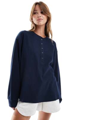 ASOS DESIGN - Langärmliges Henley-Shirt in Marineblau mit Waffelstruktur und Oversize-Passform