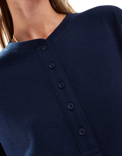 ASOS DESIGN – Langärmliges Henley-Shirt in Marineblau mit Waffelstruktur und Oversize-Passform, 3 von 4
