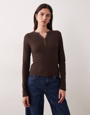ASOS DESIGN - Langärmliges Henley-T-Shirt in Schokobraun mit Waffelmuster und knappem Schnitt-Brown