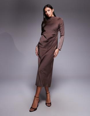 ASOS DESIGN - Langärmliges, hochgeschlossenes Midikleid in Schokobraun mit seitlicher Raffung-Brown