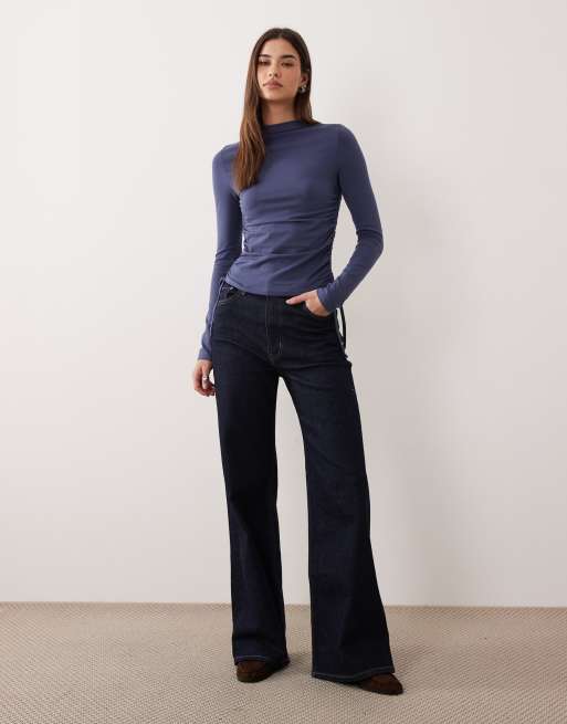 ASOS DESIGN – Langärmliges, hochgeschlossenes Oberteil in gedämpftem Blau mit Raffung mit seitlichem Bindeband, 2 von 4