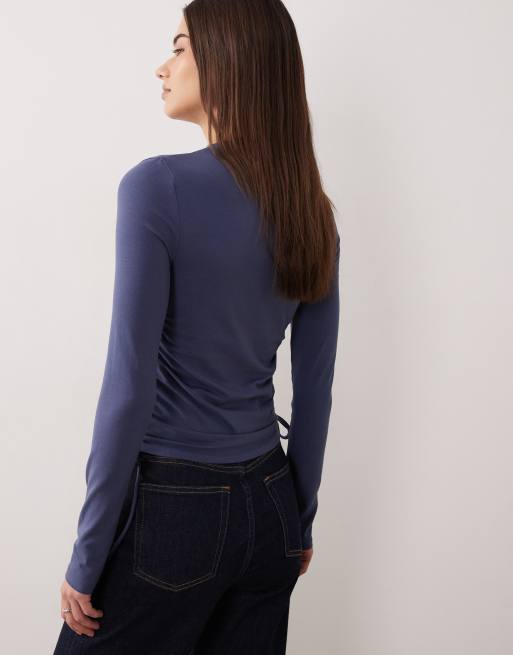 ASOS DESIGN – Langärmliges, hochgeschlossenes Oberteil in gedämpftem Blau mit Raffung mit seitlichem Bindeband, 3 von 4