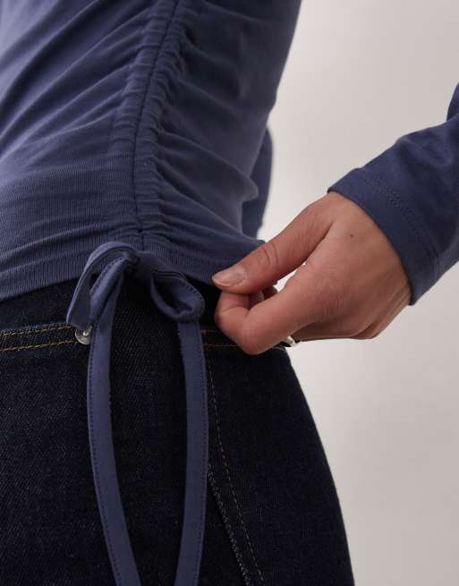 ASOS DESIGN – Langärmliges, hochgeschlossenes Oberteil in gedämpftem Blau mit Raffung mit seitlichem Bindeband, 4 von 4