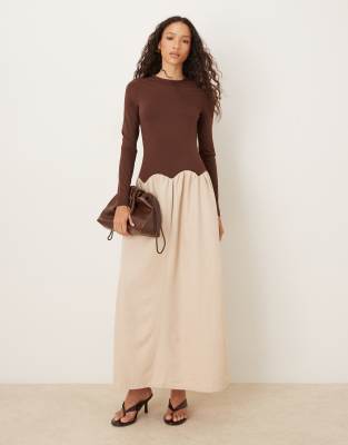 ASOS DESIGN - Langärmliges Hybrid-Maxikleid in Schokobraun und Schwarz mit Bogenkante in der Taille-Rot