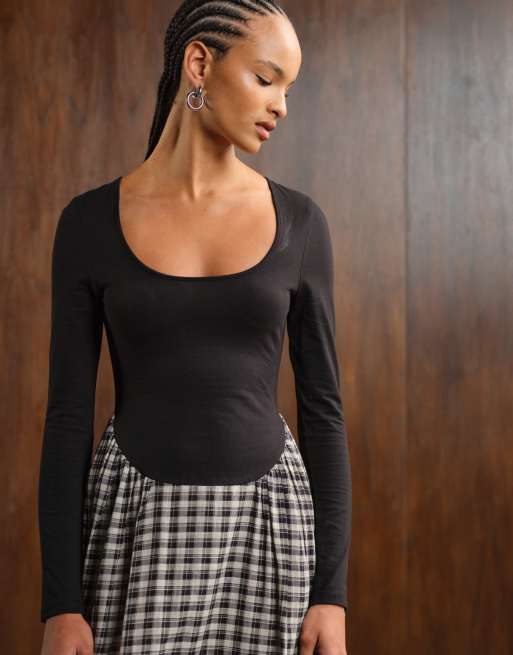 ASOS DESIGN – Langärmliges, hybrides Maxikleid in Schwarz-Weiß mit Karomuster und U-Ausschnitt, 3 von 4