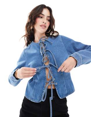 ASOS DESIGN - Langärmliges Jeans-Oberteil in Mittelblau mit gebundener Vorderseite