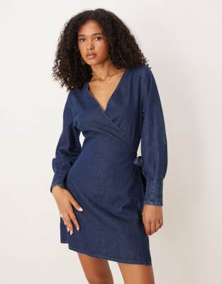 ASOS DESIGN - Langärmliges Jeans-Wickeltop in Rinse-Waschung mit Falten-Detail an den Manschetten-Blau