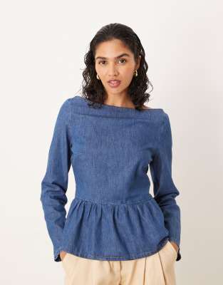 ASOS DESIGN - Langärmliges Jeansoberteil in indigoblauer Waschung mit Schößchen