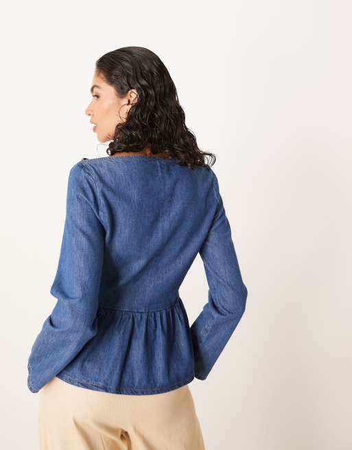 ASOS DESIGN – Langärmliges Jeansoberteil in indigoblauer Waschung mit Schößchen, 3 von 4