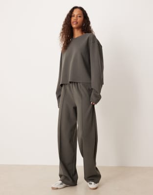 ASOS DESIGN - Langärmliges, kastiges Cropped-Fit-T-Shirt in Anthrazit aus Interlock, Kombiteil-Grau