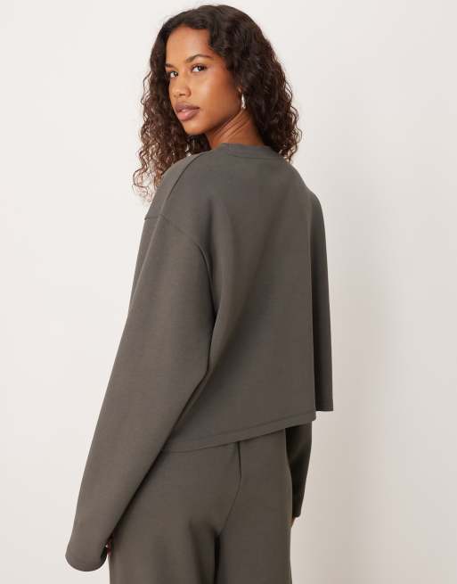 ASOS DESIGN – Langärmliges, kastiges Cropped-Fit-T-Shirt in Anthrazit aus Interlock, Kombiteil, 3 von 4