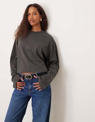 ASOS DESIGN - Langärmliges, kastiges Cropped-Fit-T-Shirt in Anthrazit-Grau