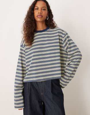 ASOS DESIGN - Langärmliges, kastiges Cropped-Fit-T-Shirt in Gelb und Marineblau gestreift