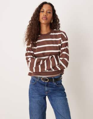 ASOS DESIGN - Langärmliges, kastiges Cropped-Fit-T-Shirt mit Streifen in Schokobraun und Creme-Weiß