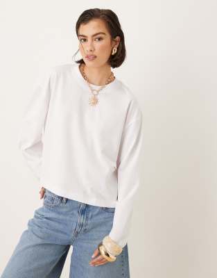 ASOS DESIGN - Langärmliges, kastiges Cropped Shirt in Weiß