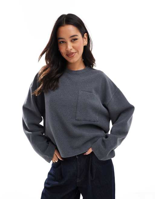 ASOS DESIGN – Langärmliges, kastiges Oberteil in verwaschenem Anthrazit mit Waffelstruktur und Tasche