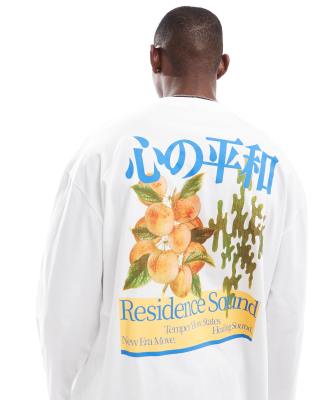 ASOS DESIGN – Langärmliges, kastiges Oversize-Shirt in Weiß mit Rückenprint