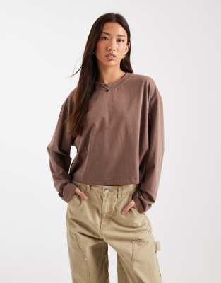 ASOS DESIGN - Langärmliges, kastiges Shirt in Braun mit kürzerem Schnitt-Bunt