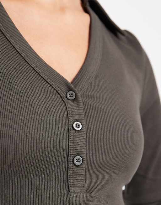 ASOS DESIGN – Langärmliges, knapp geschnittenes Henley-Oberteil in Anthrazit mit Kragen und Rippstruktur, 2 von 4