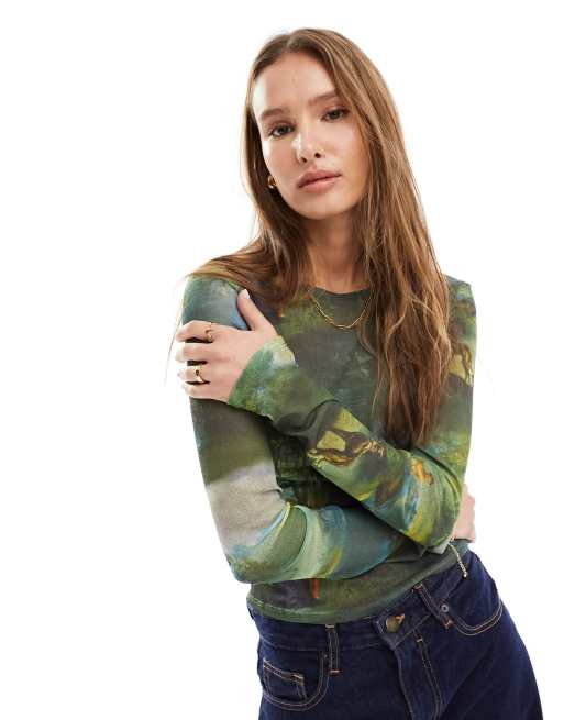 ASOS DESIGN – Langärmliges, knapp geschnittenes Oberteil aus Netzstoff mit Kunstgemälde-Print