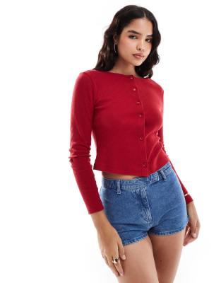 ASOS DESIGN - Langärmliges, knapp geschnittenes Oberteil in Rot mit Lochmuster und Knopfleiste