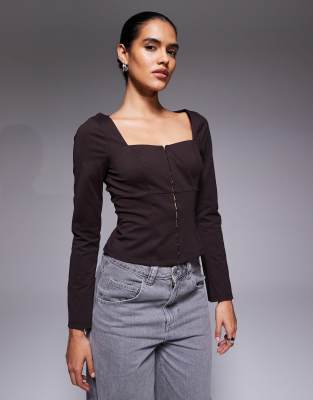 ASOS DESIGN - Langärmliges Korsettoberteil in Schokobraun mit eckigem Ausschnitt-Brown
