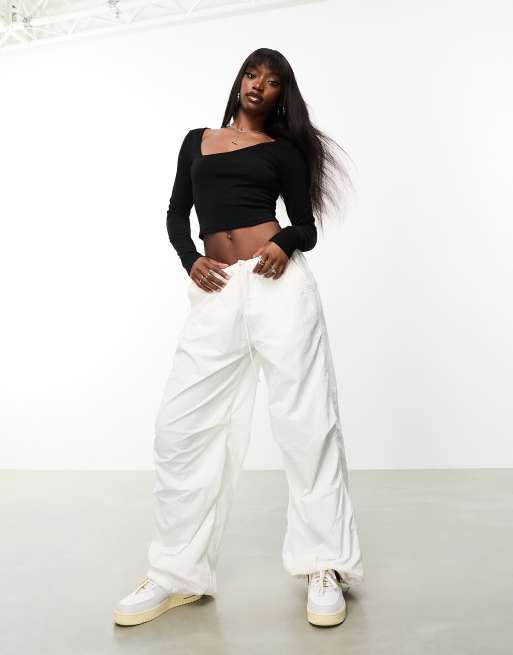ASOS DESIGN – Langärmliges, kurzes Baumwoll-Oberteil in Schwarz mit asymmetrischem U-Ausschnitt, 3 von 4