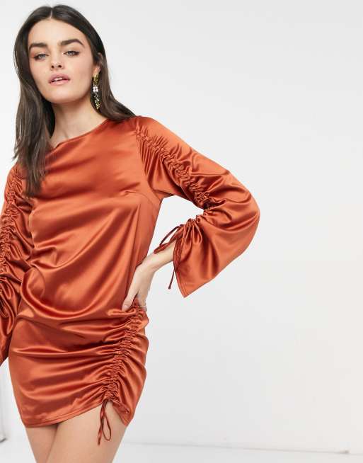 ASOS DESIGN – Langärmliges, kurzes Etuikleid aus Satin mit Raffung in Rostrot