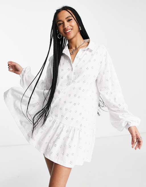 ASOS DESIGN – Langärmliges, kurzes Hemdkleid in Weiß mit Lochstickerei