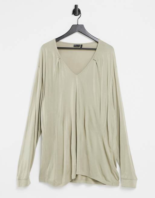 ASOS DESIGN – Langärmliges, locker geschnittenes Shirt aus Viskose mit tiefem V-Ausschnitt in Beige