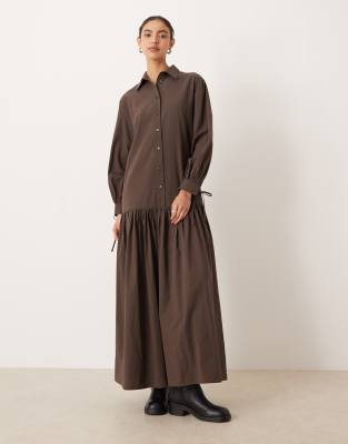 ASOS DESIGN - Langärmliges Maxi-Hemdkleid in Schokobraun mit Bindedetail-Brown