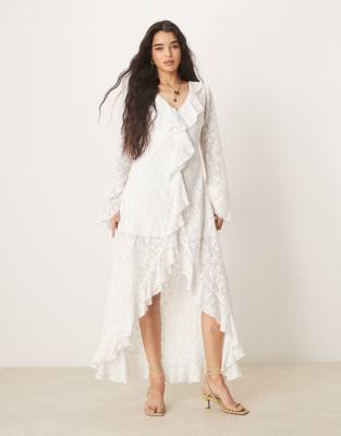 ASOS DESIGN - Langärmliges Maxikleid aus Häkelspitze in Weiß mit Rüschen und nach hinten abfallendem Saum
