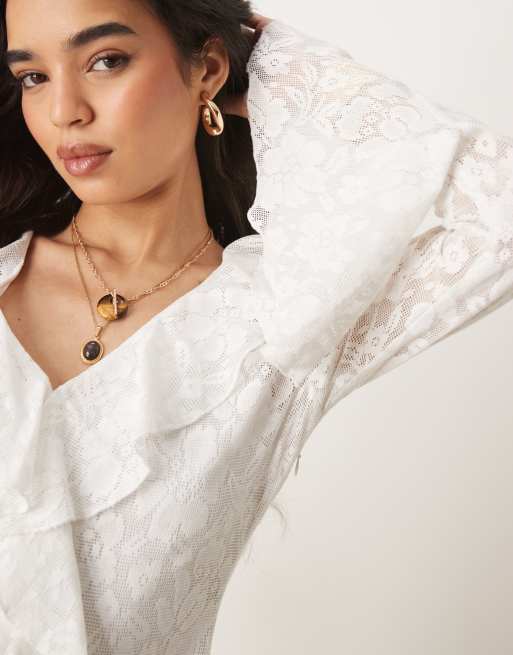 ASOS DESIGN – Langärmliges Maxikleid aus Häkelspitze in Weiß mit Rüschen und nach hinten abfallendem Saum, 2 von 4