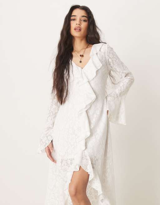 ASOS DESIGN – Langärmliges Maxikleid aus Häkelspitze in Weiß mit Rüschen und nach hinten abfallendem Saum, 3 von 4