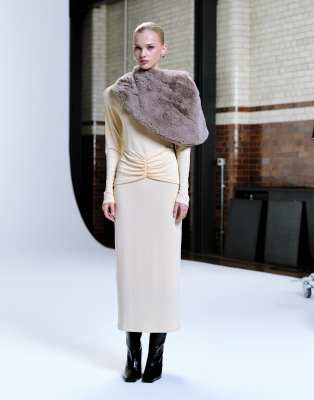 ASOS DESIGN - Langärmliges Maxikleid aus Modal in Buttermilchgelb mit Raffung