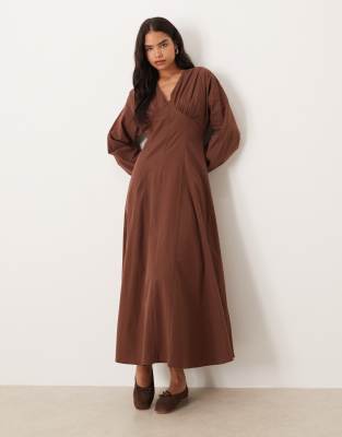 ASOS DESIGN - Langärmliges Maxikleid aus Popeline in Schokobraun mit V-Ausschnitt-Brown